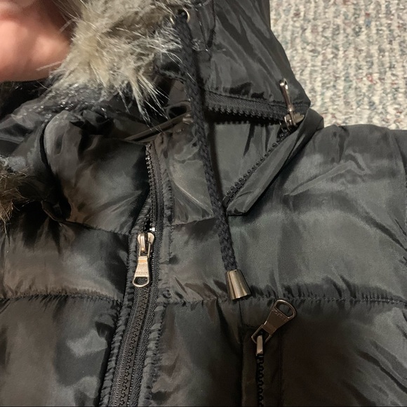 Black faux fur trimmed puffer winter vest - Picture 4 of 6